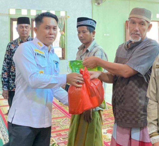 Peduli Sesama, Bagikan Sembako untuk Warga