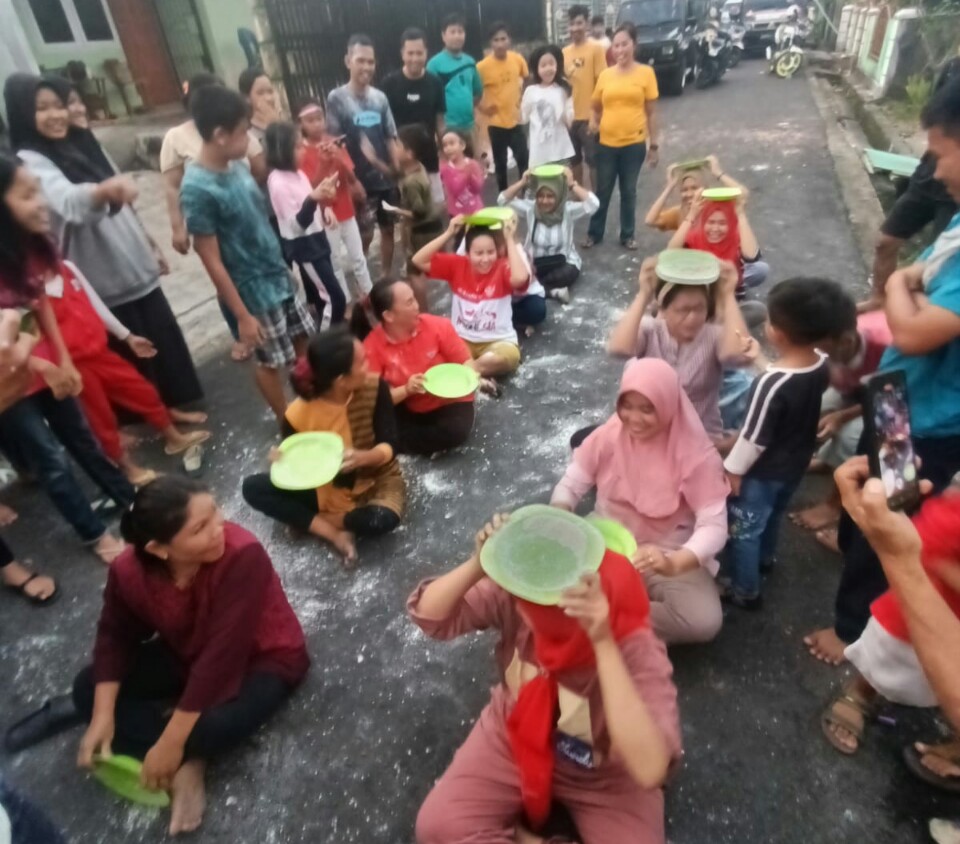 Gelar Lomba dan Makan Satu Lorong 