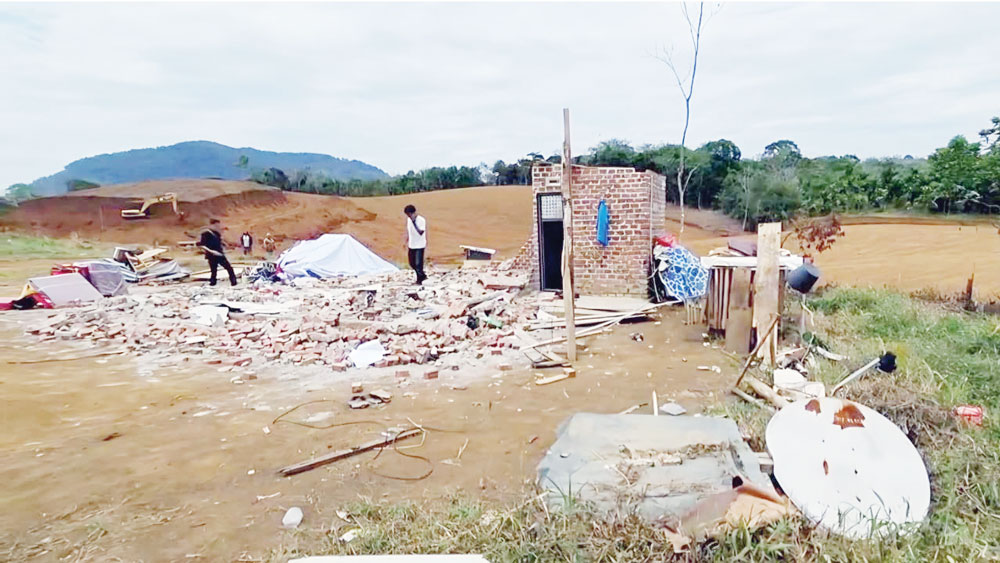 Rumah Asep, Rata dengan tanah pasca disapu angin puting beliung