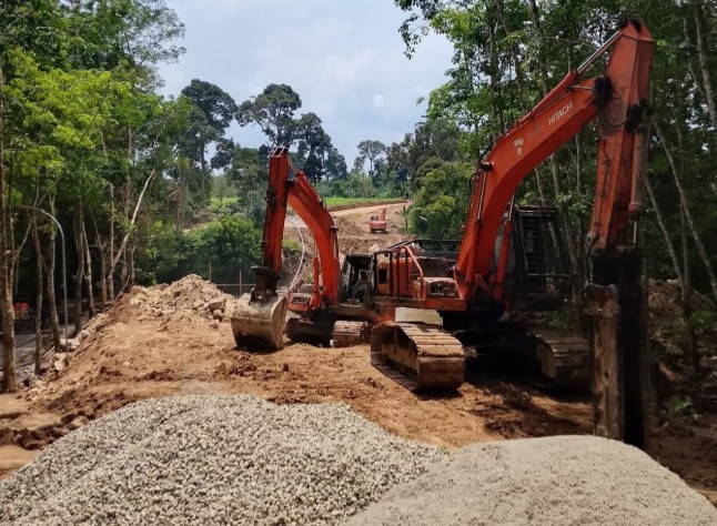 Permudah Akses Masyarakat, Bangun Jalan dan Jembatan