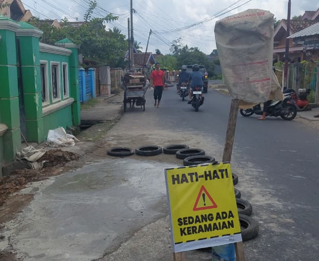 Warga Sekarjaya OKU 'Patungan' Perbaiki Jalan Rusak Demi Keselamatan Pengguna Jalan!