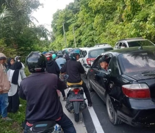 Libur Tahun Baru, Jalur Ranau–Krui Macet Total Akibat Lonjakan Wisatawan