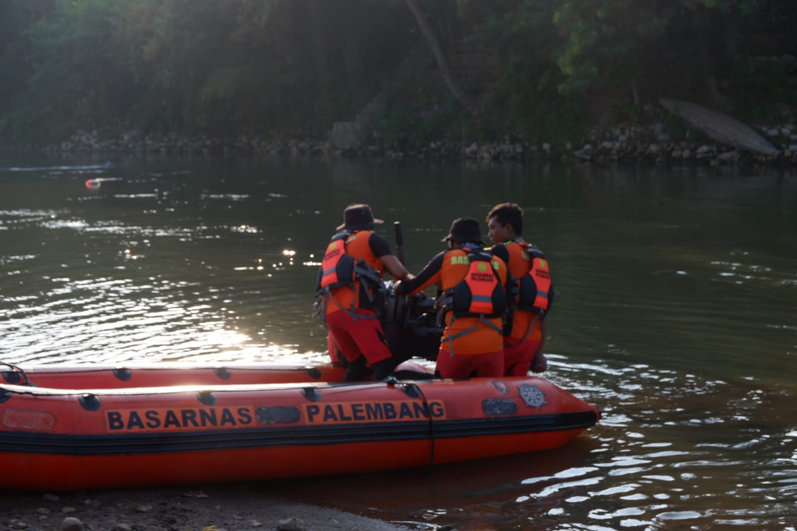 Hari Kedua Nando Belum Ditemukan,Basarnas Gunakan Alat Pendeteksi Pencarian di Sungai 
