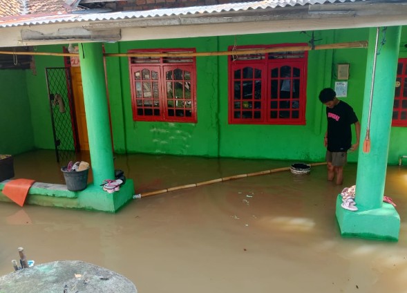 Debit Sungai Wall  Lubuk Batang OKU Meluap hingga Rendam Permukiman Warga