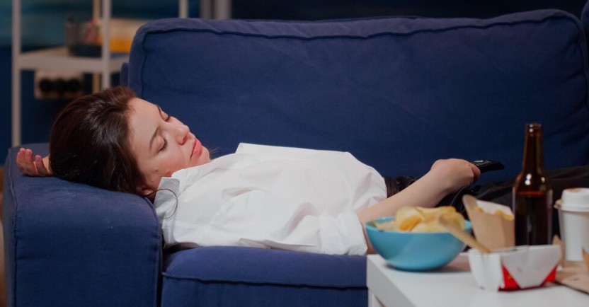 7 Bahaya Tidur Setelah Makan Malam, Nomor 3 Bikin Berat Badan Naik!