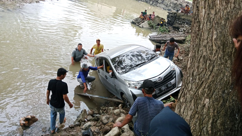 Minibus Nyemplung ke Sungai, Beruntung Tidak Ada Korban Jiwa