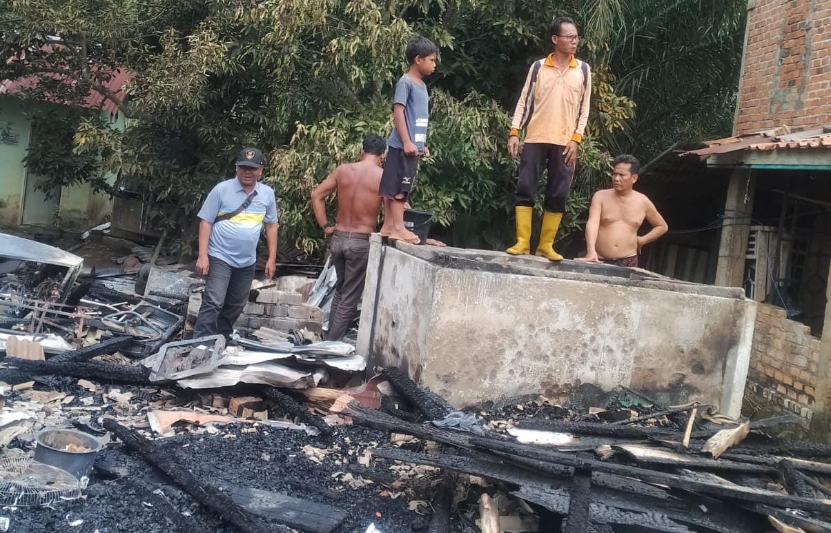 Kebakaran Hanguskan Rumah Persis DIsamping Kediaman Kades