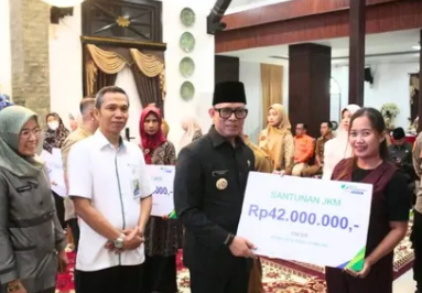 Bupati OKU Serahkan Santunan Total Rp907,5 Juta 