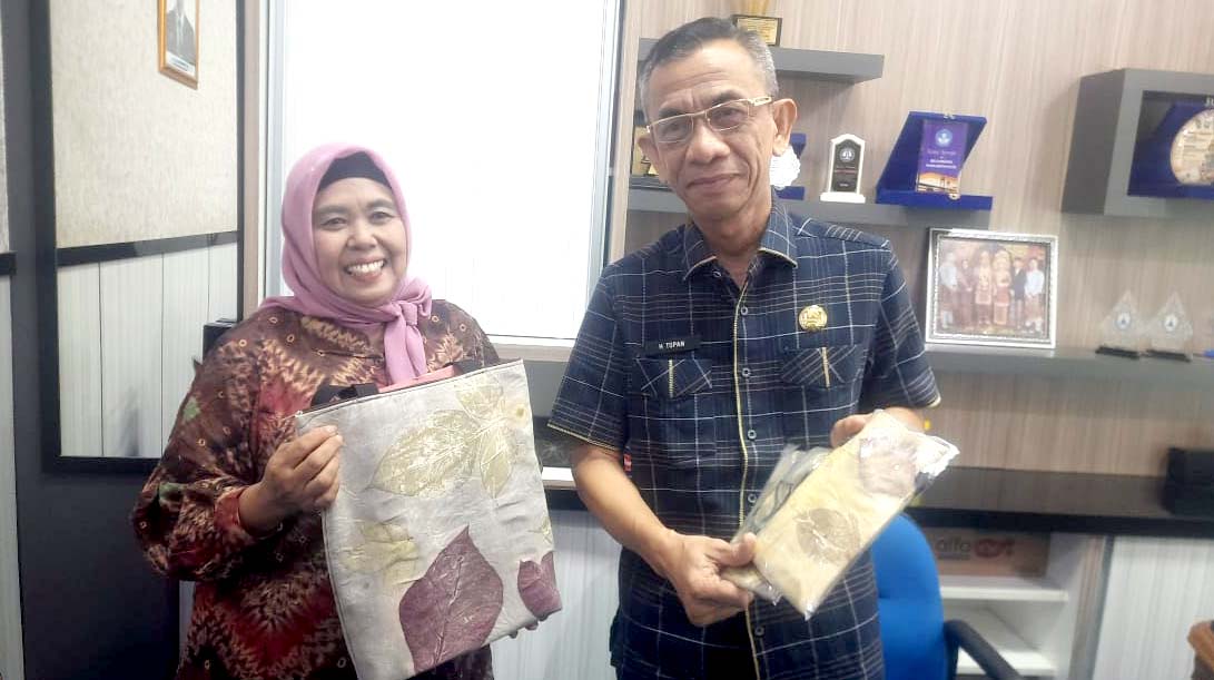 Kadisdik OKU Dorong Inovasi Batik Ecoprint Karya Murid SMP N 3 untuk Seragam Sekolah 