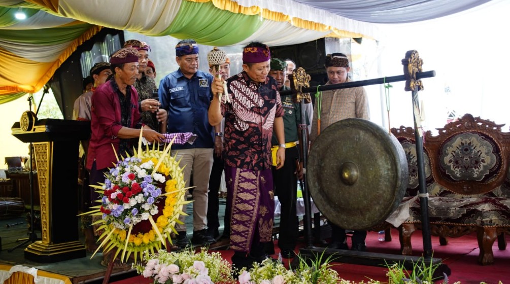 Bupati Enos Resmikan Pura Dalem Tirta Sari, Ajak Umat Perkuat Kedamaian dan Persaudaraan