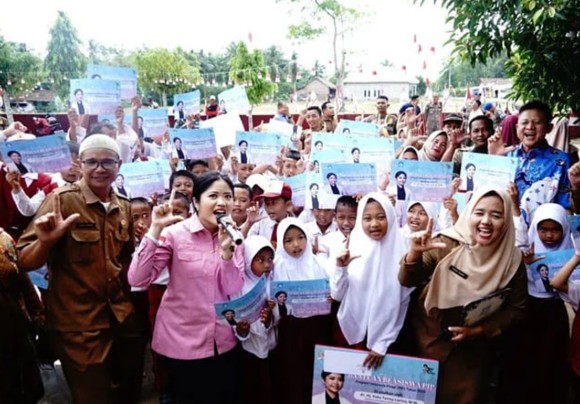 Dorong Pemerataan Akses Pendidikan, Ratu Tenny Salurkan PIP di OKU Timur
