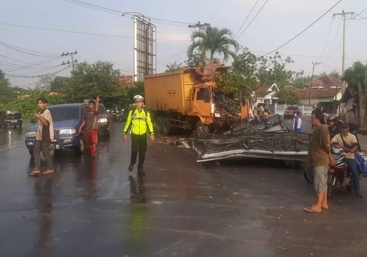 Tragedi di Baturaja: Avanza Merah 'Dekap' Dua Roda, Nasib Korban Menegangkan
