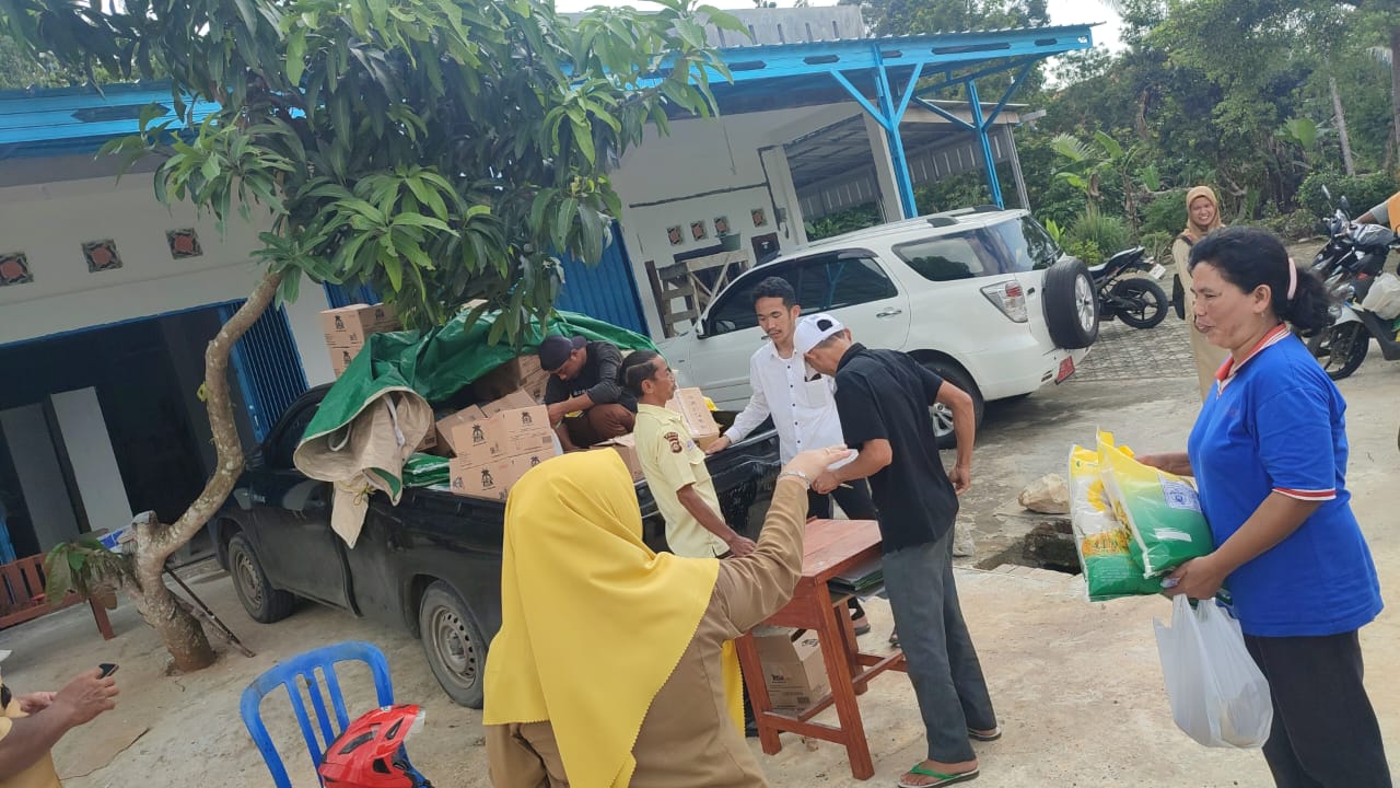 Bulog OKU Salurkan 3 Ton Beras SPHP Lewat Paket Sembako