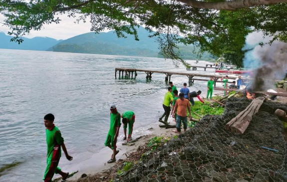 Ajak Siswa-Siswi Bersihkan Sampah di Danau Ranau