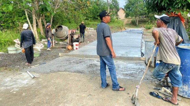 Dana Desa Tahap II, Warga Kompak Bangun Jalan, Jembatan, dan Drainase