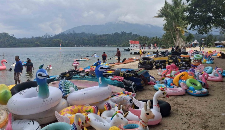 Pantai Pelangi Danau Ranau Sepi Pengunjung Meski Akhir Pekan