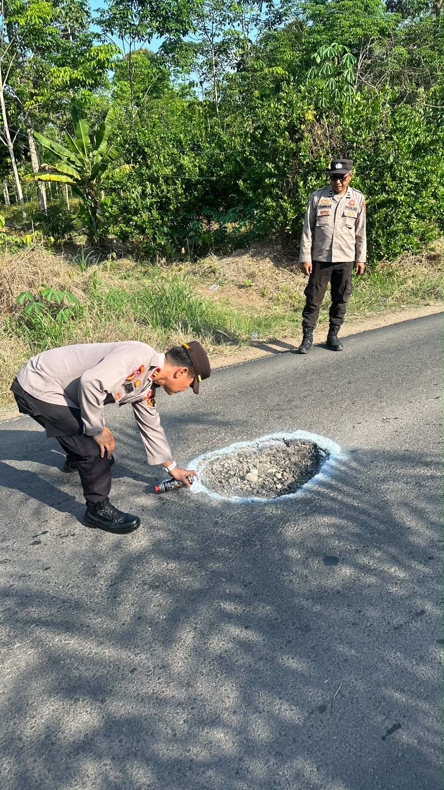 Tak Tunggu Korban Berjatuhan! Polres OKU Turun Cat Jalan Berlubang 