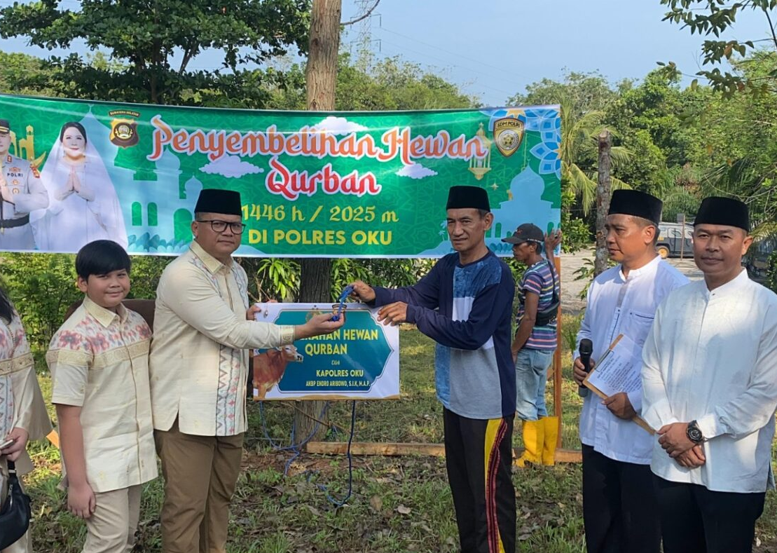 Polres OKU Bagikan 1.010 Paket Daging kepada Warga