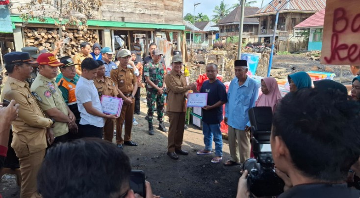 Wabup OKU Selatan Salurkan Bantuan untuk Korban Kebakaran