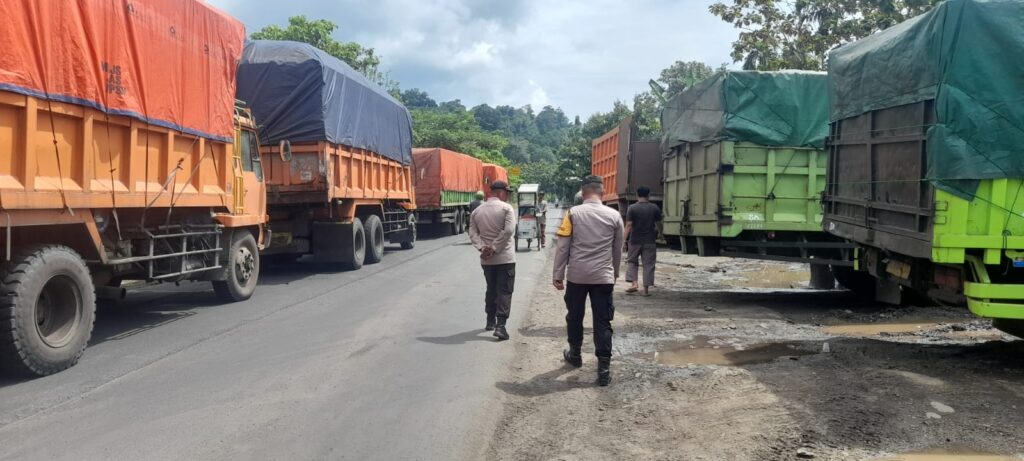 Parkir Truk Diduga Bermuatan Batu Bara di OKU Nyaris Tutupi Jalan 