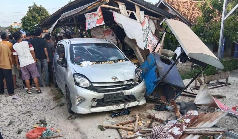 Mobil Agya Tabrak Warung Gorengan di OKU, Enam Warga Terluka