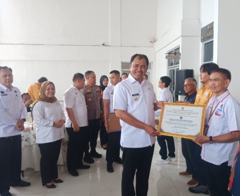 Bupati Abusama Beri Penghargaan kepada Wartawan