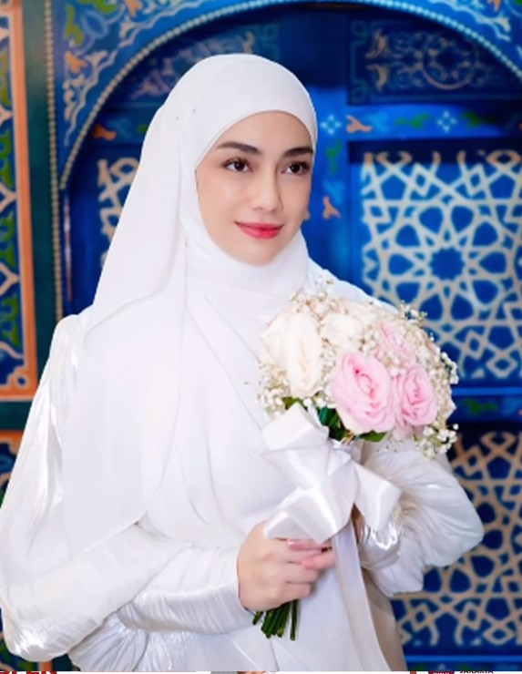 Umi Pipik Tegaskan Celine Evangelista Telah Memeluk Agama Islam