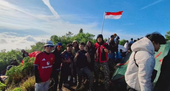 HUT RI ke-80, Komunitas Pecinta Alam Kibarkan Bendera di Gunung Seminung