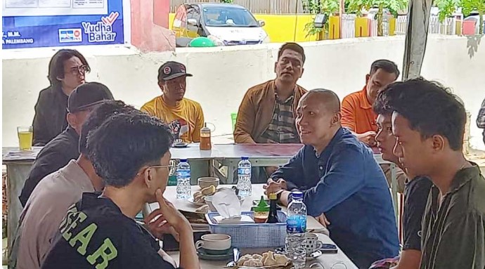 Paslon Walikota Palembang Gaet Gen Z di Warung Bubur, Angkot Jadi Panggung Diskusi