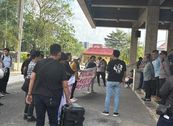 Dihadapan Aksi GMI, Yansuri Pastikan Pengadaan Fasilitas Miliaran di DPRD Sumsel Akan Dibatalkan