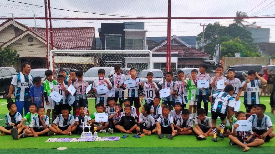 6 Siswa SSB PSS Antar SDN 135 Palembang Raih Juara Turnamen Sepak Bola Mini