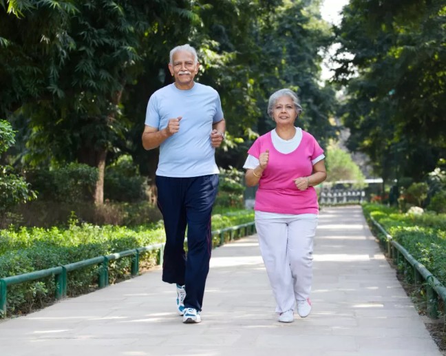 Jalan Kaki vs. Lari di Usia 50+: Mana yang Lebih Baik untuk Kesehatan?