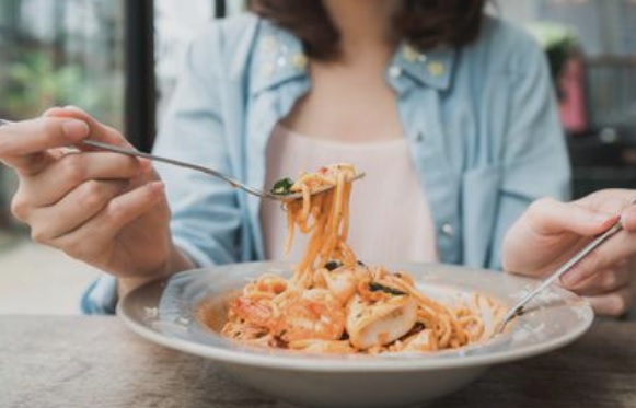 Kembali Ringan Setelah Lebaran: Strategi Efektif Menurunkan Berat Badan Tanpa Tekanan