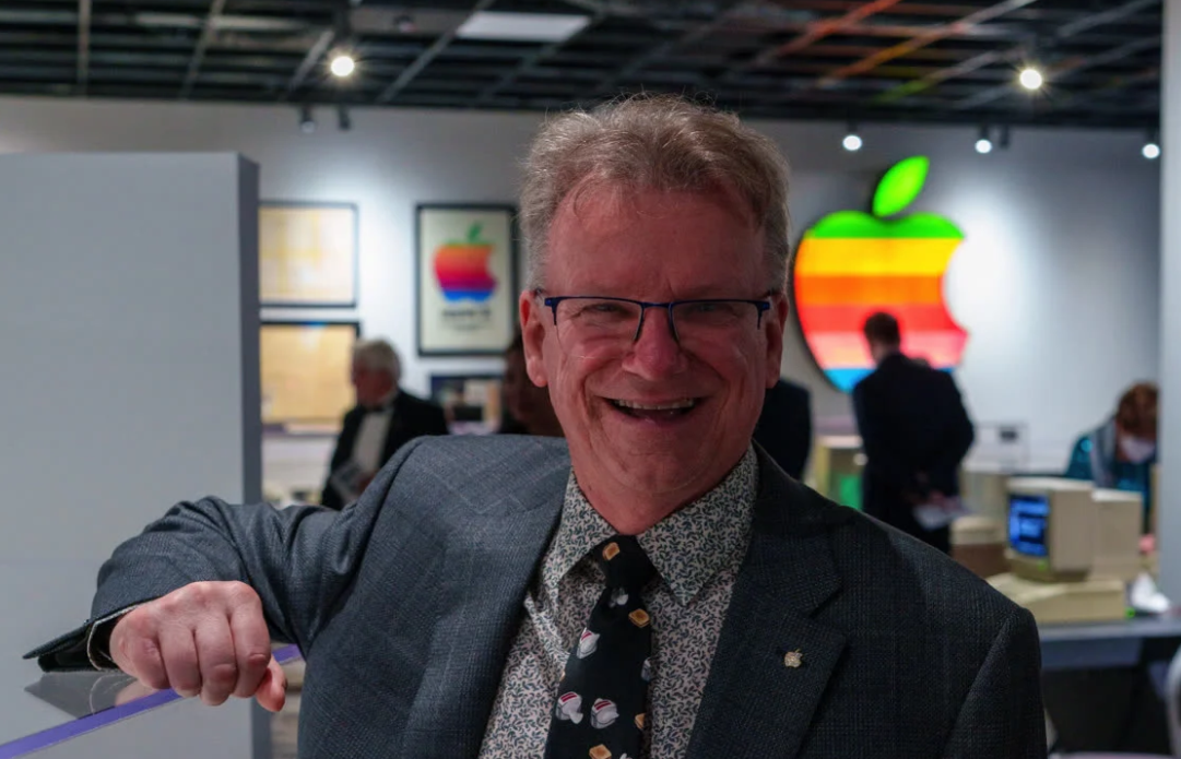 Hampir 5 Dekade di Apple, Siapa Sebenarnya Chris Espinosa?