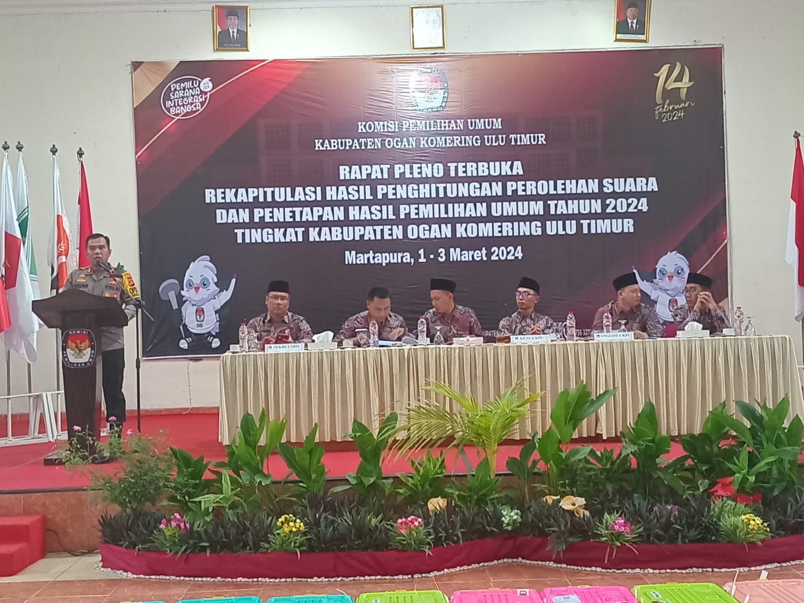 Rapat pleno rekapitulasi hasil perhitungan suara Pemilu 2024 KPU OKU Timur, Massa dan Menghasut Dilarang