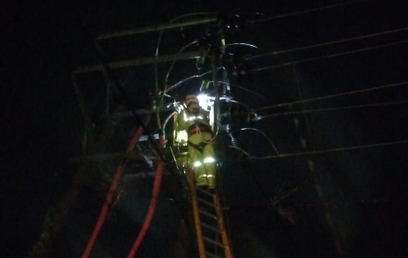 Cuaca Ekstrem, PLN ULP Baturaja Berjuang Pulihkan Listrik di Tengah Badai