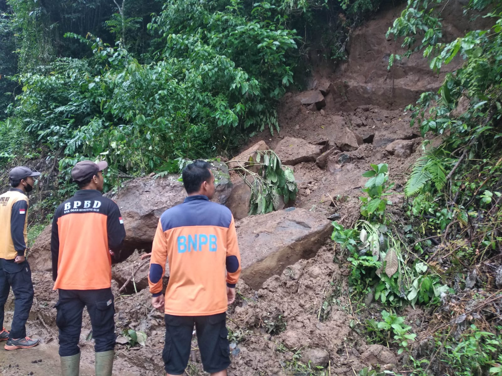 BPBD OKU Pulihkan Akses Jalan Pengandonan–Ulu Ogan usai Diterpa Longsor