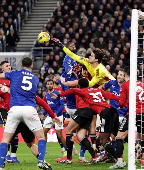 Tekuk Everton, Manchester United Dekati Tiga Besar