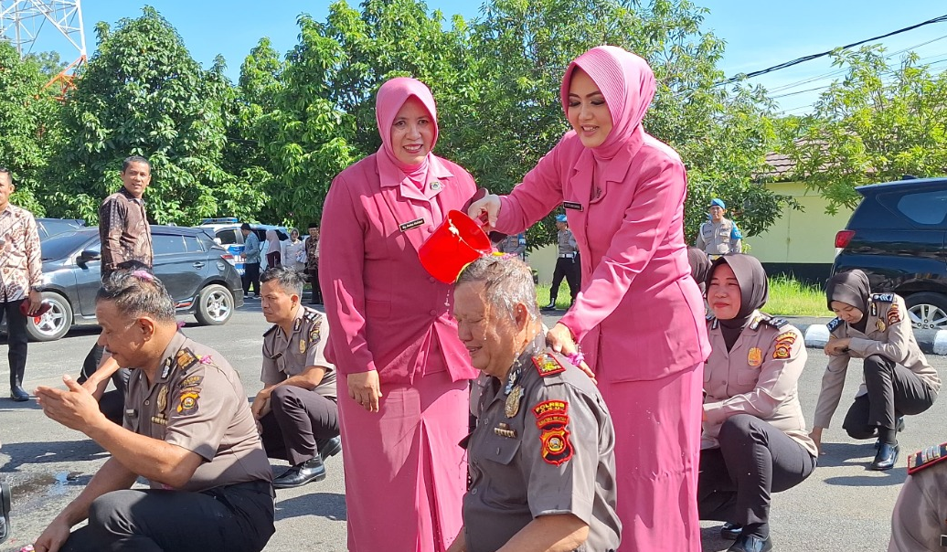 Naik Pangkat, 59 Personel Polres OKU Disiram Bunga 