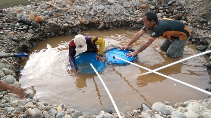 KESAL! PDAM di OKU Selatan Sering Mati, Warga Bikin Sumur Buatan Sendiri