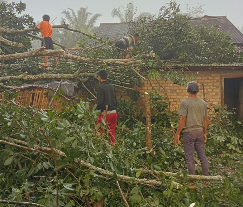 Angin Puting Beliung Rusak 26 Rumah di Peninjauan 