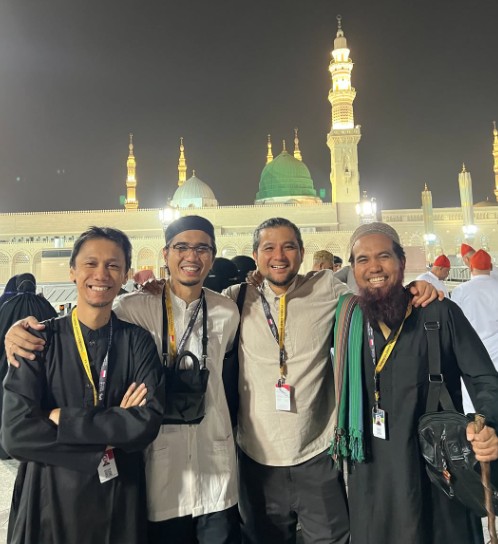 18 Tahun Nunggu, Akhirnya Umrah Bareng Sheila On 7!