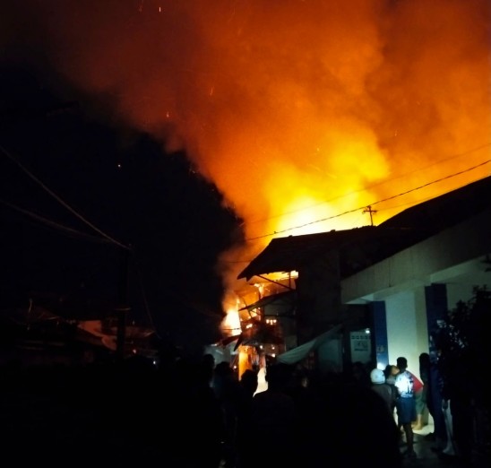 Kebakaran Hebat Landa Permukiman Padat, Sejumlah Rumah Hangus Terbakar