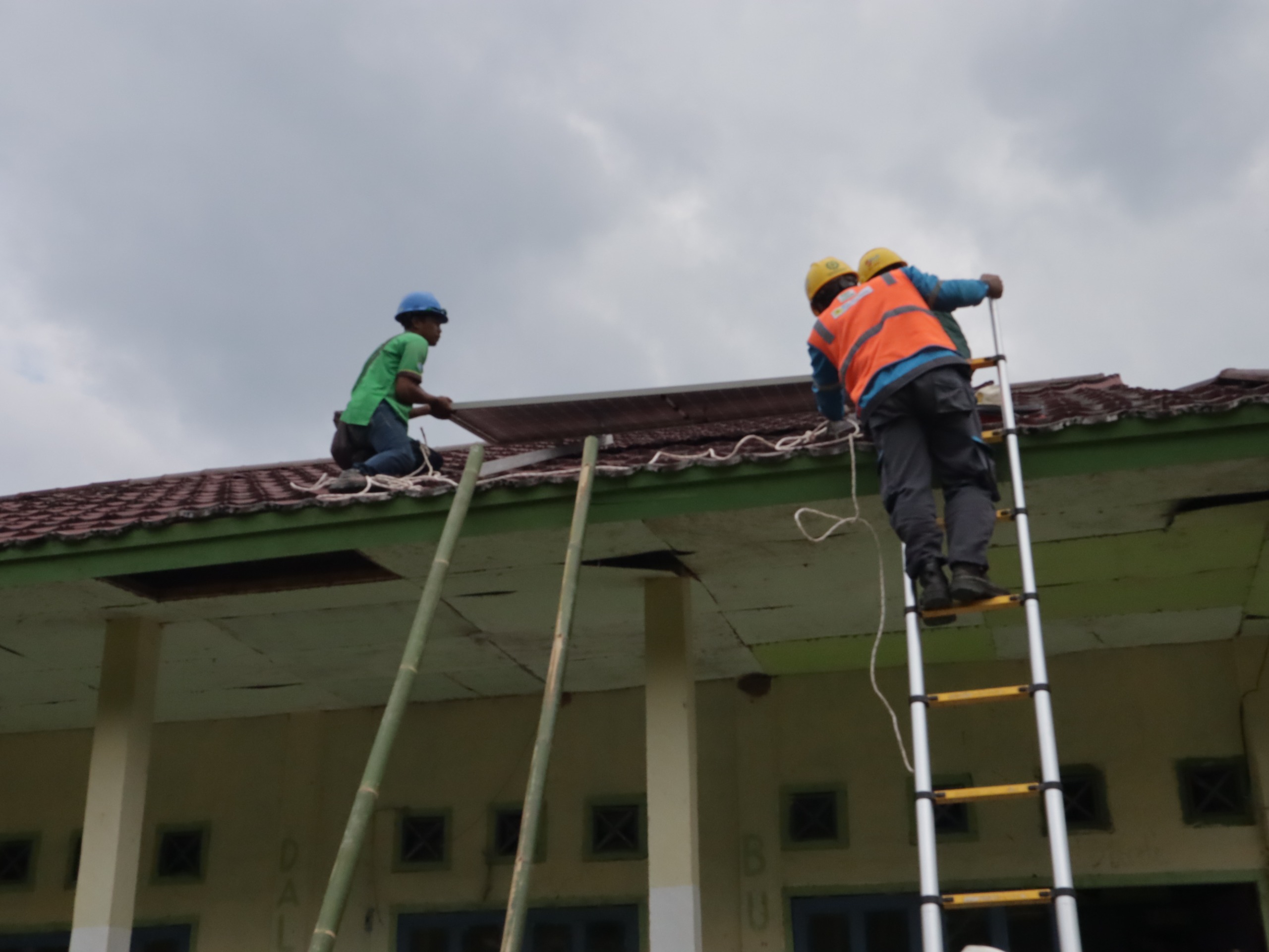 PLN Nyalakan Sekolah Terpencil di Jambi dengan Energi Surya