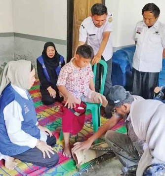 Kenan Bahagia Terima Kaki Palsu dari Gubernur Sumsel Herman Deru