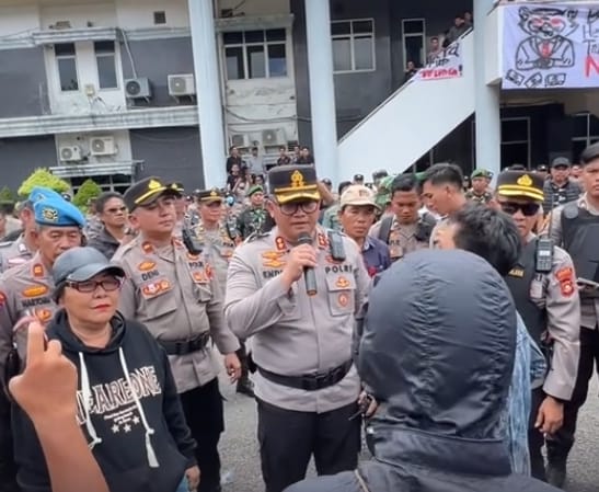 Dialog Massa dan Kapolres OKU Pecah, Desak Diizinkan Masuk Berbuntut Kericuhan