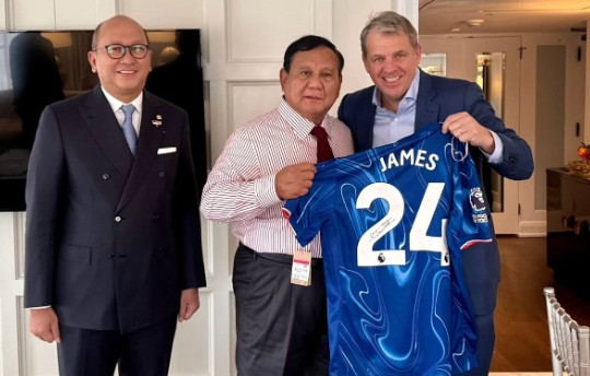 Prabowo Sumringah Terima Jersey Kapten Chelsea