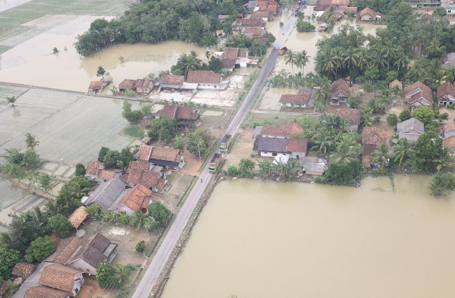 Penanganan Banjir OKU Timur Berjalan Cepat dan Terukur, Bupati Enos Lakukan Pantauan Udara