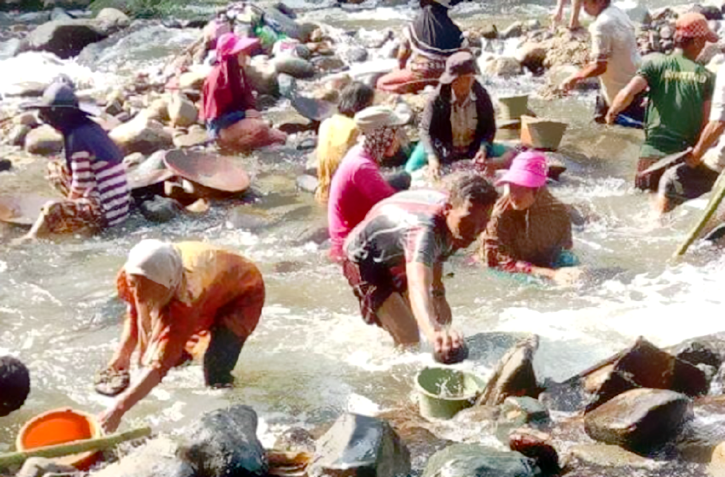 Warga Sungai Are OKU Selatan Ramai-Ramai Melimbang Emas di Sungai 