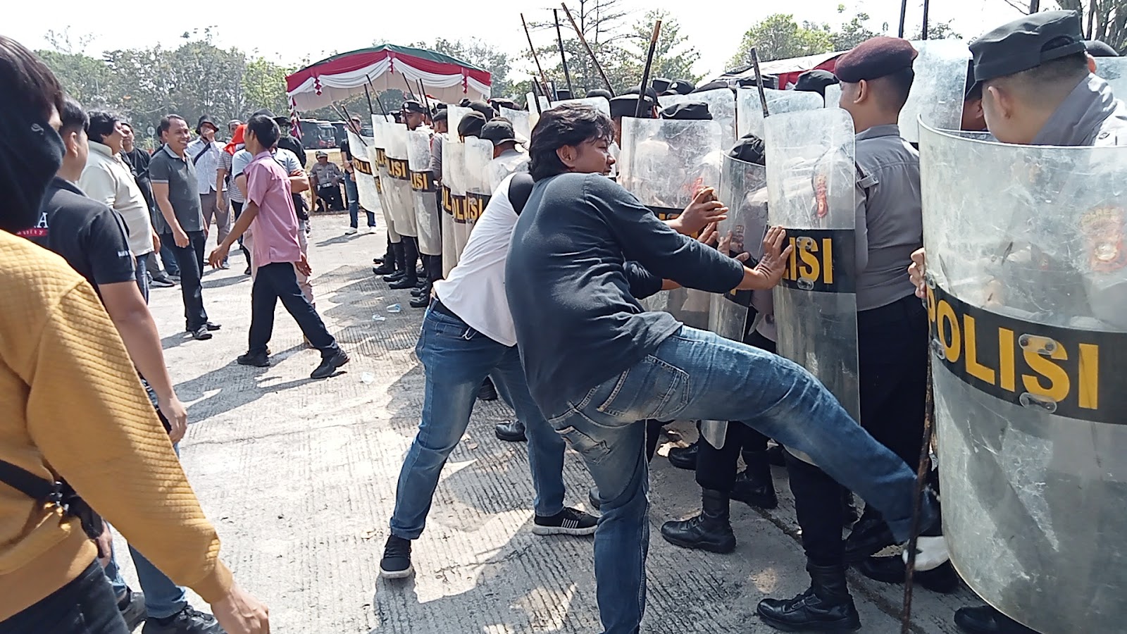 Ratusan Polisi di OKU Terlibat Bentrok dengan Massa di Terminal Tipe A Batu Kuning